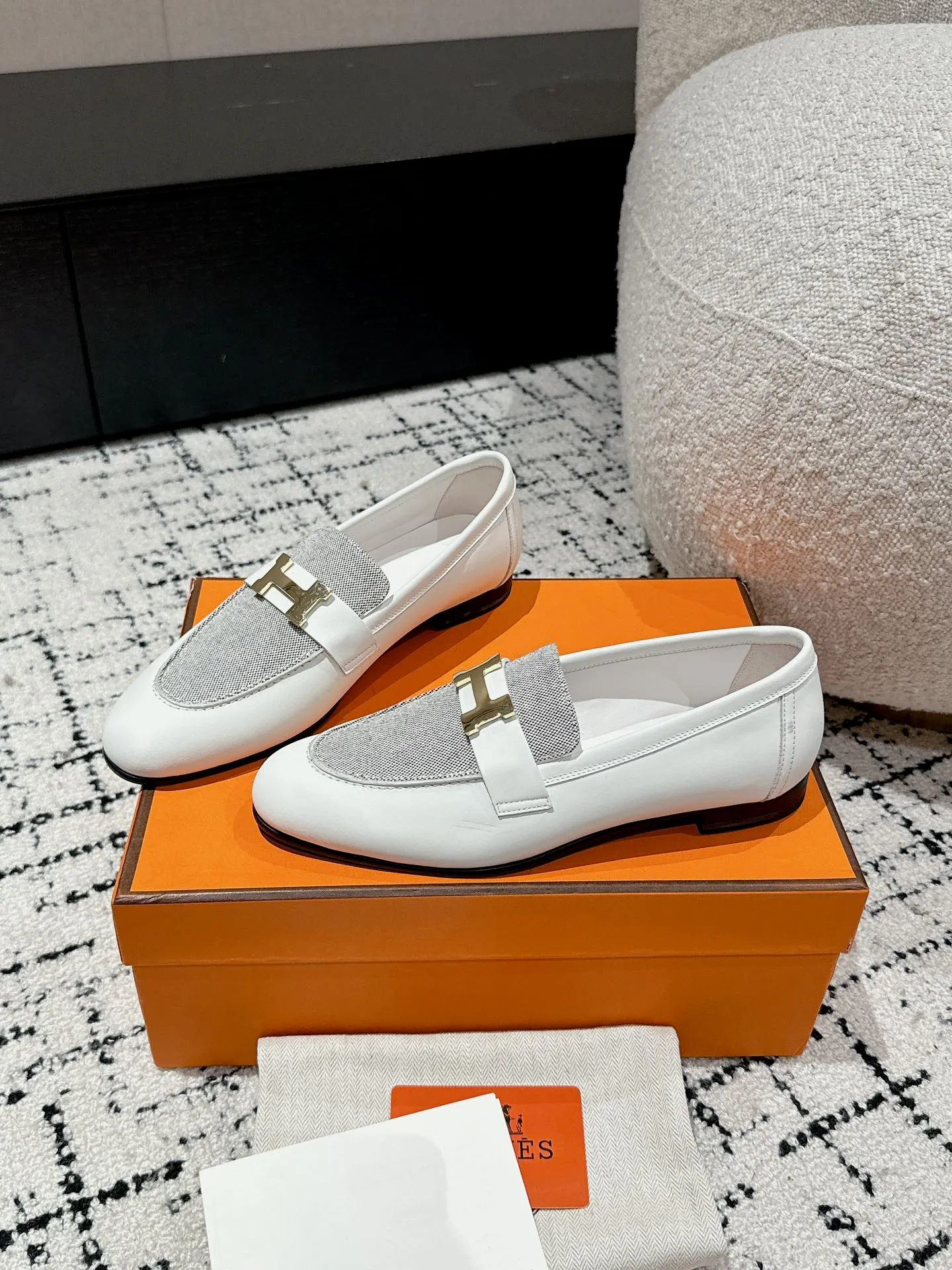 👟👟Ex-factory price 720👟👟 (top version) Hermes/25ss classic model is undoubtedly the leader in luxury goods. Every single product is very popular‼ ️Although the styles are few, they are more refined and more classic. They never go out of style. They are a brand that maintains and appreciates value. It is rare to have such a reputation in consumer goods sincerely! This pair of shoes is a classic style of this brand. It is decorated with metal buckles exclusive to Hermès. It is a classic that has become more and more beautiful over the course of history. We will bring out some goods from the channel in small quantities! The leather feels very, very soft and feels like baby skin! Feel the luxury! Supplies are huge! ✔️Material: imported sheepskin upper ✔️Inner lining/foot pads: imported sheepskin ✔️Outsole: genuine leather ➕tpu bottom ⚠️ ✔️Size: 35/36/37/38/39 (40/41/42 can be ordered)
